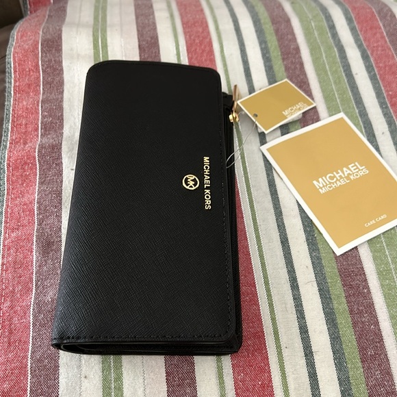 Beautiful never used Michael Kors black wallet, tag still on make offer - Picture 4 of 4